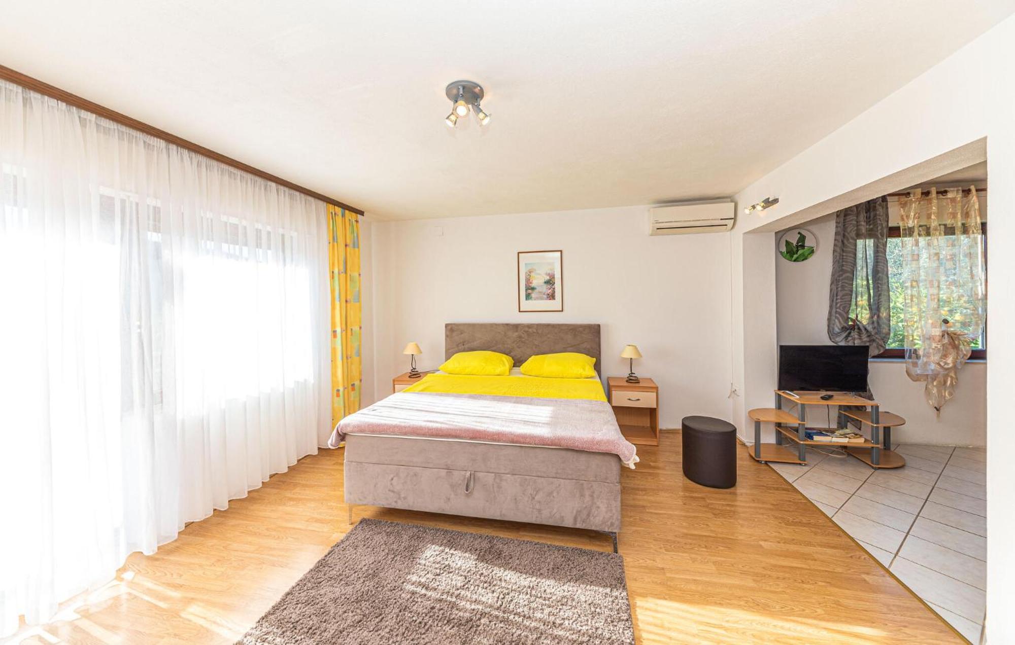 1 Bedroom Amazing Apartment In Kastel Kambelovac คาชเตลา ภายนอก รูปภาพ