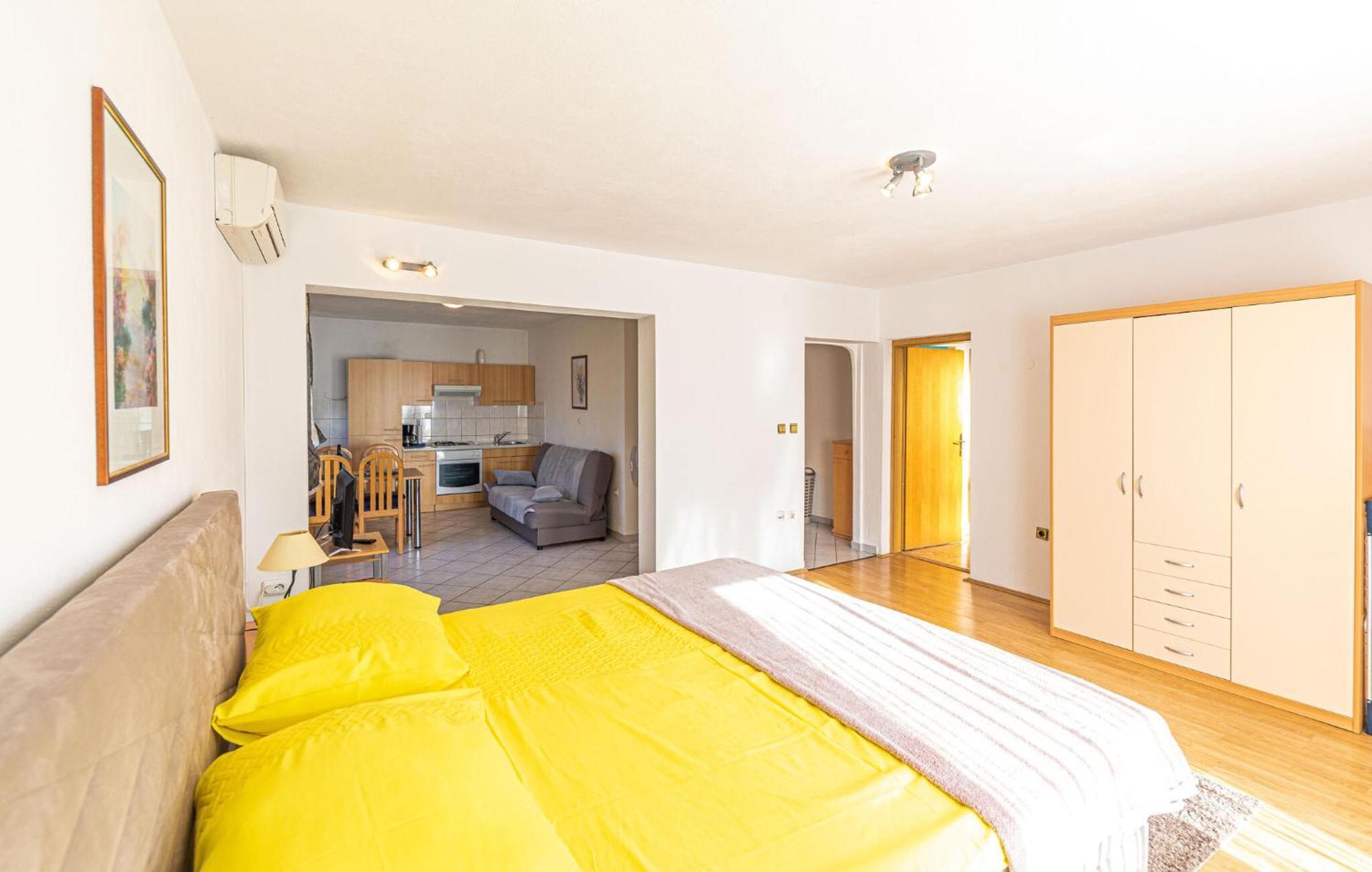 1 Bedroom Amazing Apartment In Kastel Kambelovac คาชเตลา ภายนอก รูปภาพ