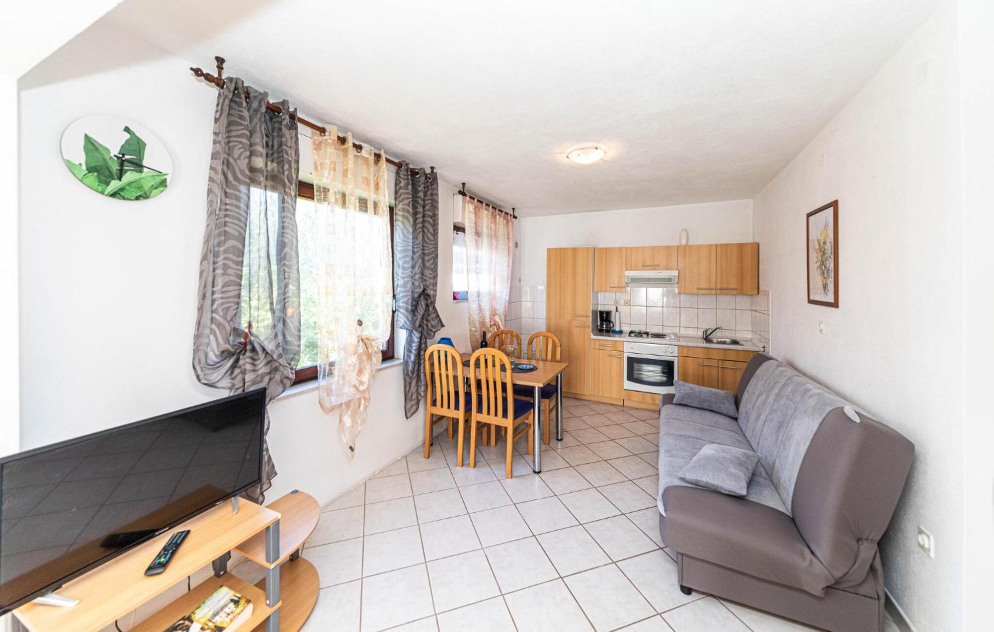 1 Bedroom Amazing Apartment In Kastel Kambelovac คาชเตลา ภายนอก รูปภาพ